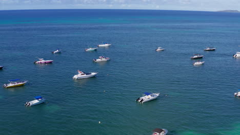 Disparo-De-Un-Dron-Que-Captura-Barcos-Anclados-Cerca-De-La-Costa-En-Aguas-Poco-Profundas