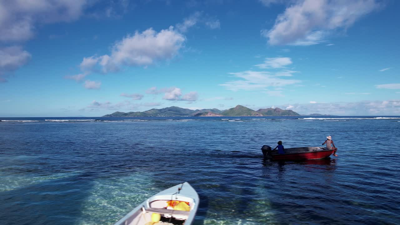 아침 낚시하러 가는 어부들
