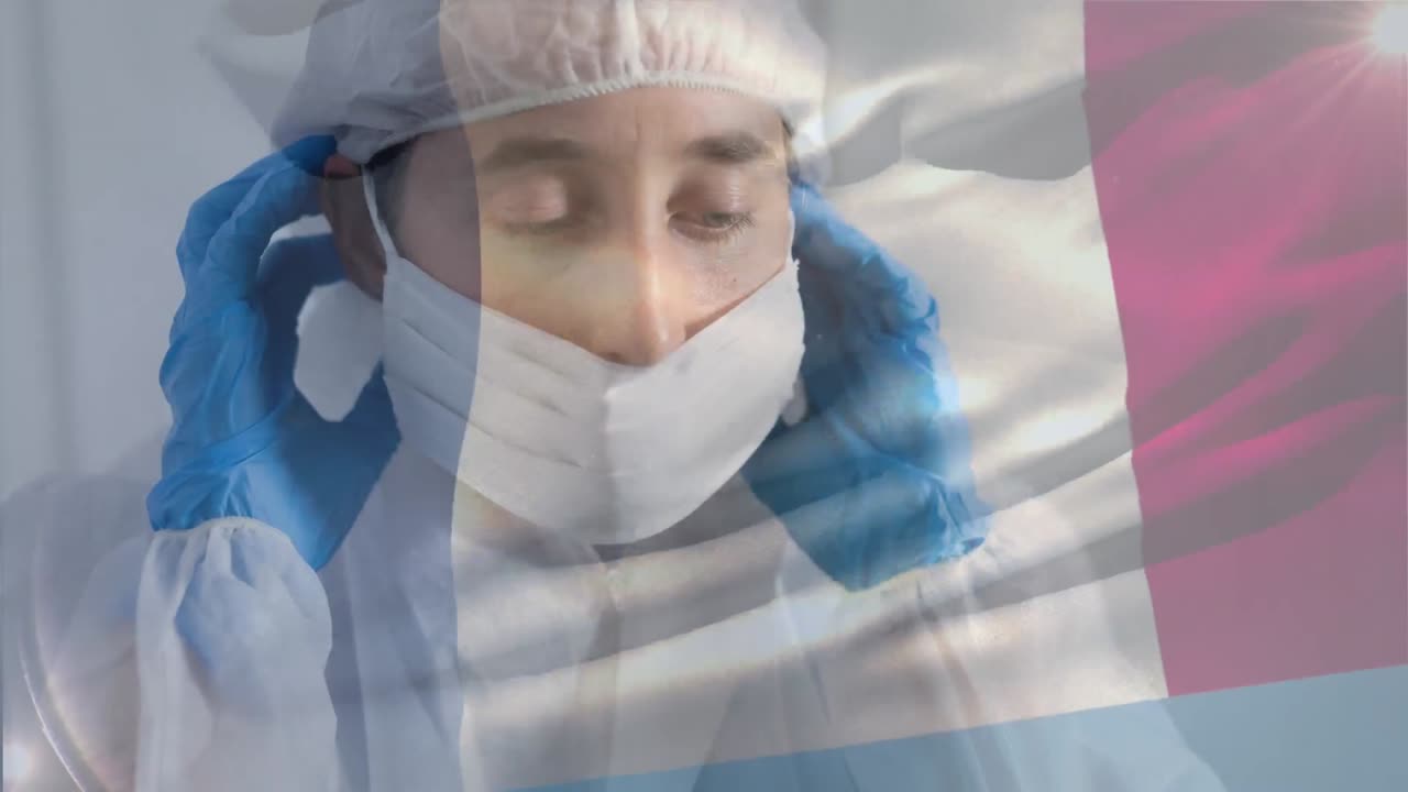 Bandiera francese che sventola con scienziata che indossa indumenti protettivi.