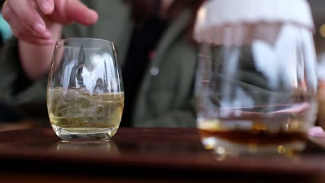 degustación de whisky en la fábrica de whisky en japón