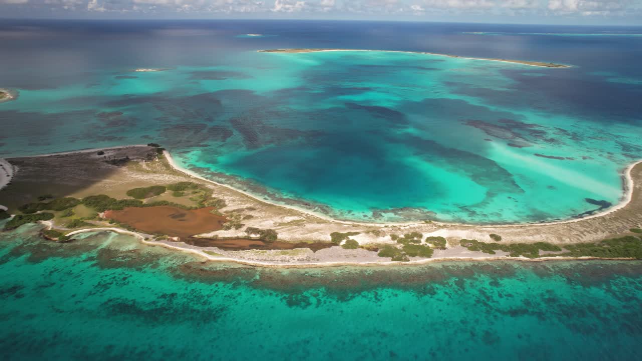 Det turkise vand og sandstrande på Los Roques-øgruppen i Venezuela, klar himmel, luftfoto.