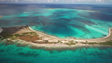 das türkisfarbene wasser und die sandstrände des archipels los rocas in venezuela, klarer himmel, luftansicht