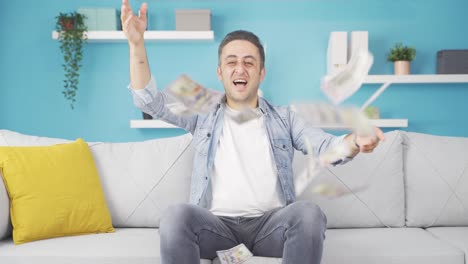 hombre distribuyendo billetes y lanzándolos al aire.