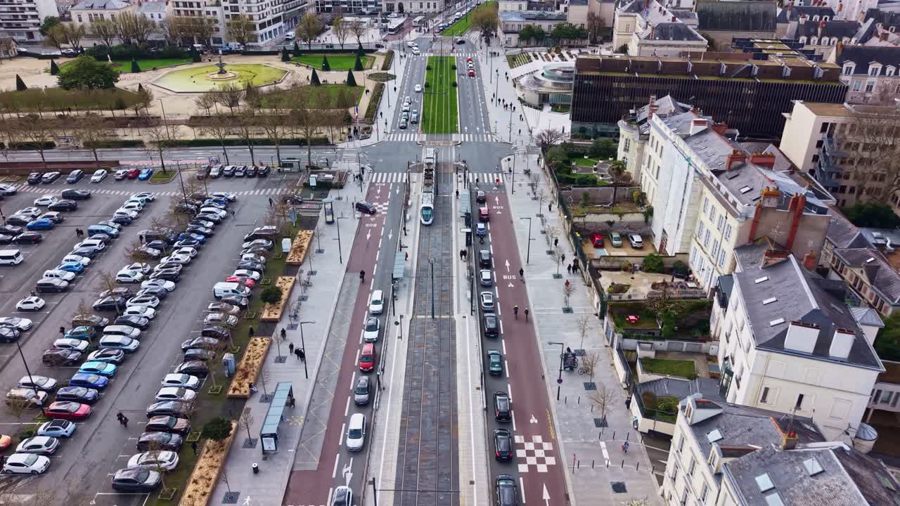 Boulevard du Maréchal Foch mit Straßenbahn und Verkehr, der Park Jardin du Mail und das Rathaus in Angers, Frankreich. Luftaufnahme mit vorwärts gerichteter Aufwärts-Schwenkbewegung.