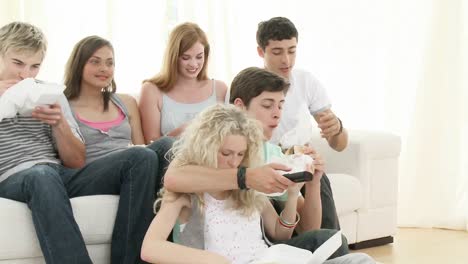 Panorama-of-teenagers-watching-television-and-eating-sandwitches