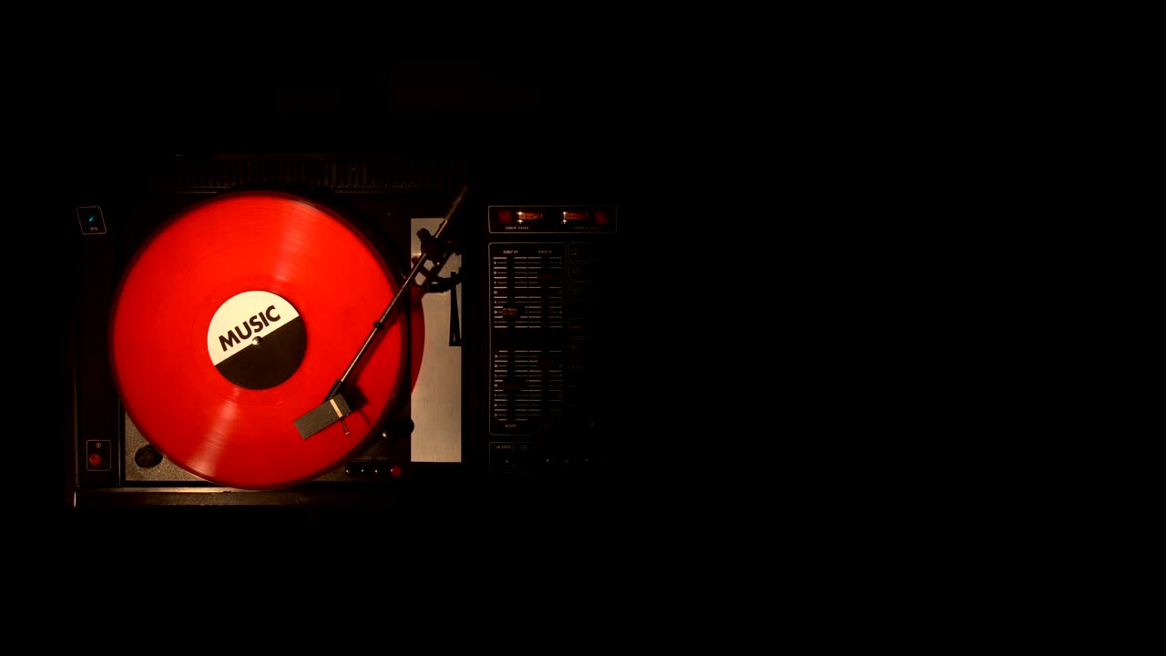 레코드 플레이어 턴테이블이 비닐 레코드를 따라 달리는 스타일러스입니다.