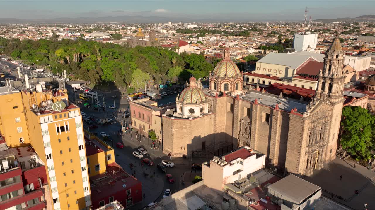 Aerial footage of San Luis Potos&iacute; City in M&eacute;xico, showing the &amp;quot;Nuestra Se&ntilde;ora del Carmen&amp;quot; temple and the &amp;quot;Teatro de la Paz&amp;quot; theater