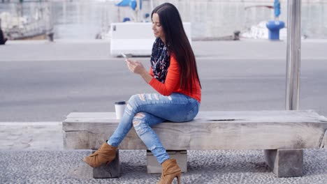 mujer joven relajada y confiada en un móvil