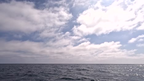 océano pacífico: cielo, agua, horizonte de mar abierto