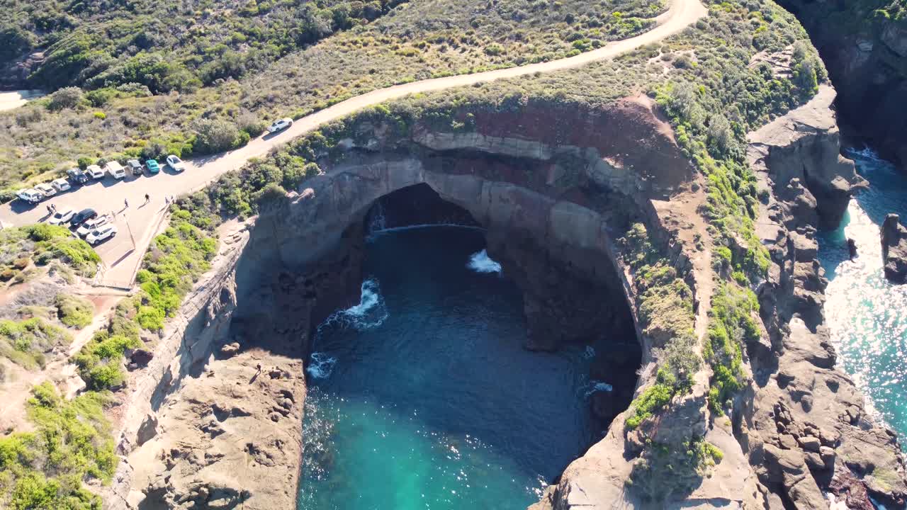 바위와 동굴 태평양 호수 문모라 호수 중앙 해안 관광 뉴사우스웨일즈 호주를 보여주는 스내퍼 포인트에서 드론 공중 팬 샷 3840x2160 4k