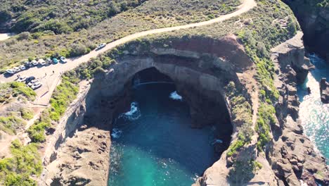 Drohnen-Luftschwenk-In-Snapper-Point-Mit-Felsen-Und-Höhlenpazifik-Lake-Munmorah-Central-Coast-Tourism-NSW-Australien-3840x2160-4k