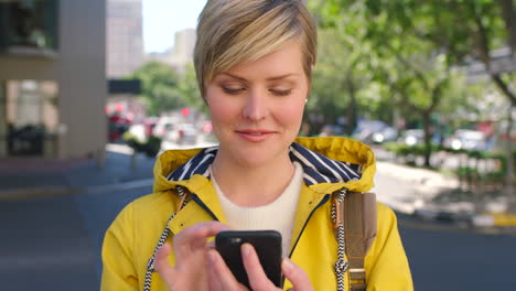mujer usando un teléfono inteligente en un entorno urbano