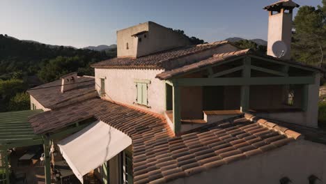 casa soleada en el campo de la riviera francesa con azulejos de terracota y alrededores exuberantes
