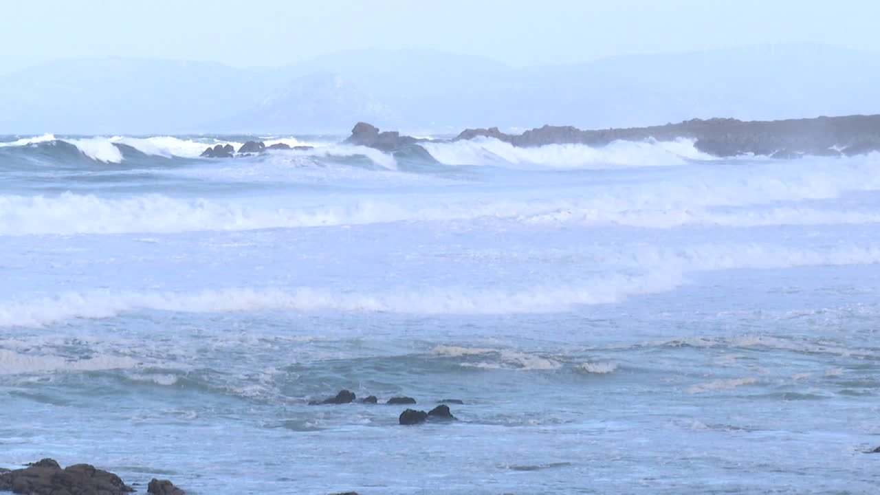 강력한 파도가 해안에 부히고