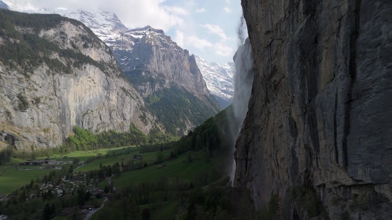 Dronebeelden van Lauterbrunnen met een alpiene vallei, watervallen, groene weiden en dramatisch berglandschap in de Zwitserse Alpen
