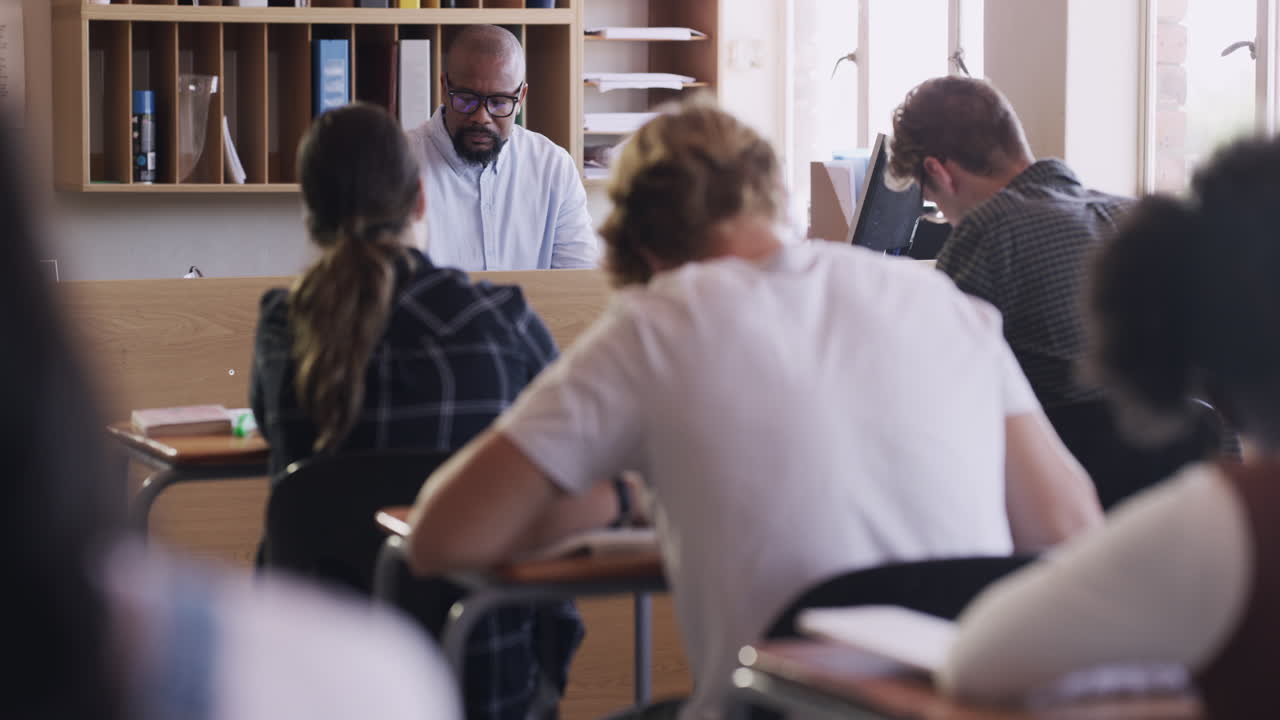 educación, aprendizaje y estudiante escribiendo un examen