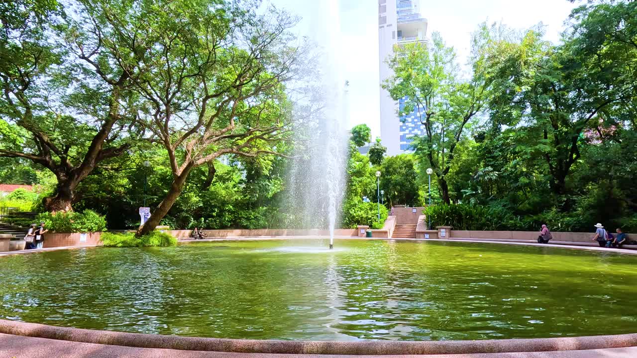 Fuente serena rodeada de vegetación exuberante