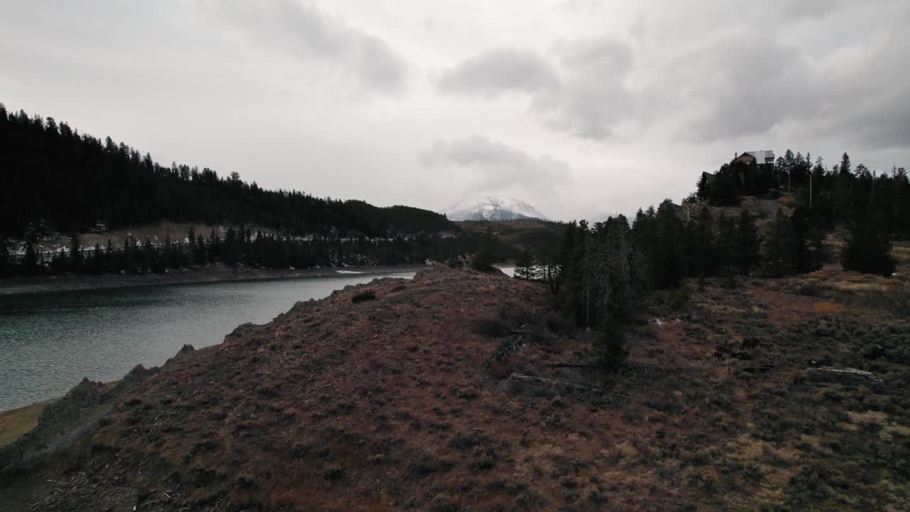 vista aérea de drones nublados y malhumorados de las colinas del río del brazo del río serpiente cerca del embalse de dillon del punto de zafiro, colorado