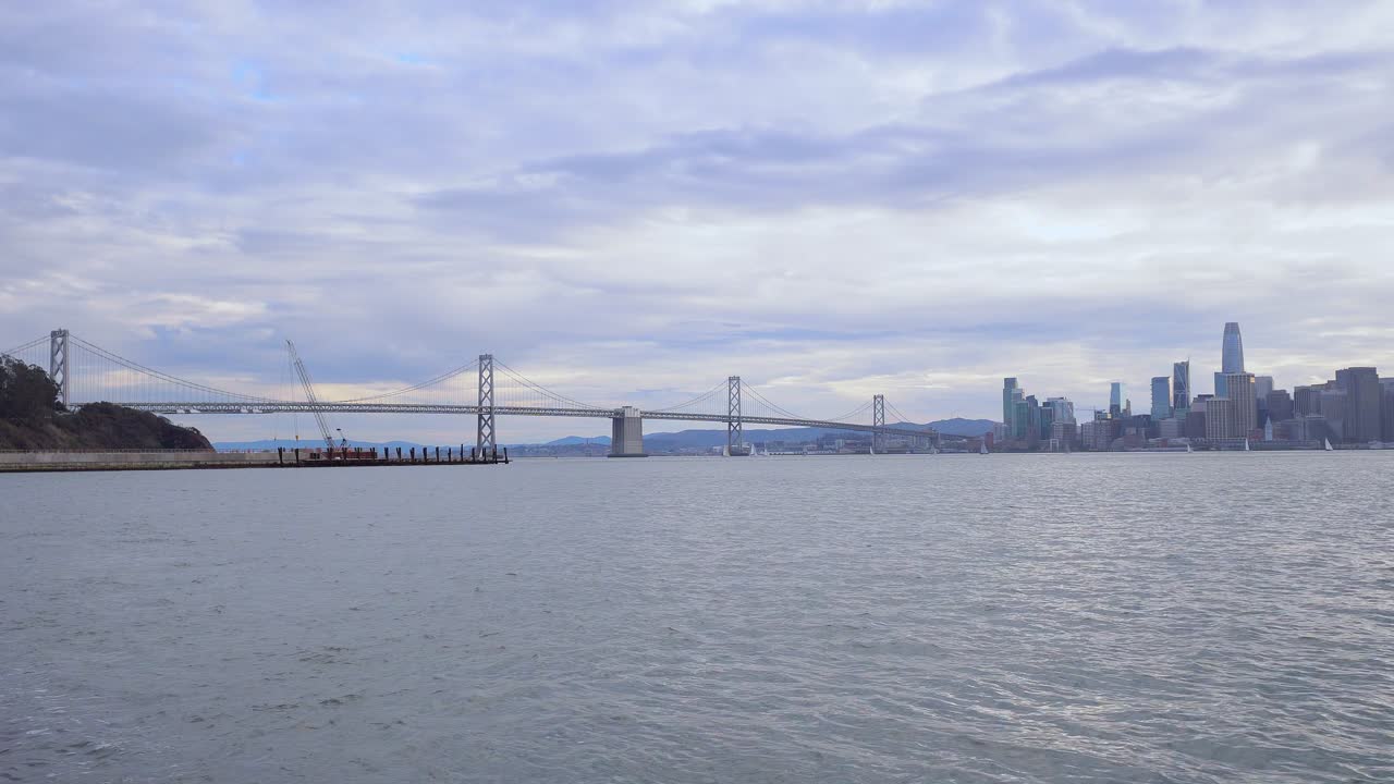 edificios de san francisco y vista del puente de la bahía