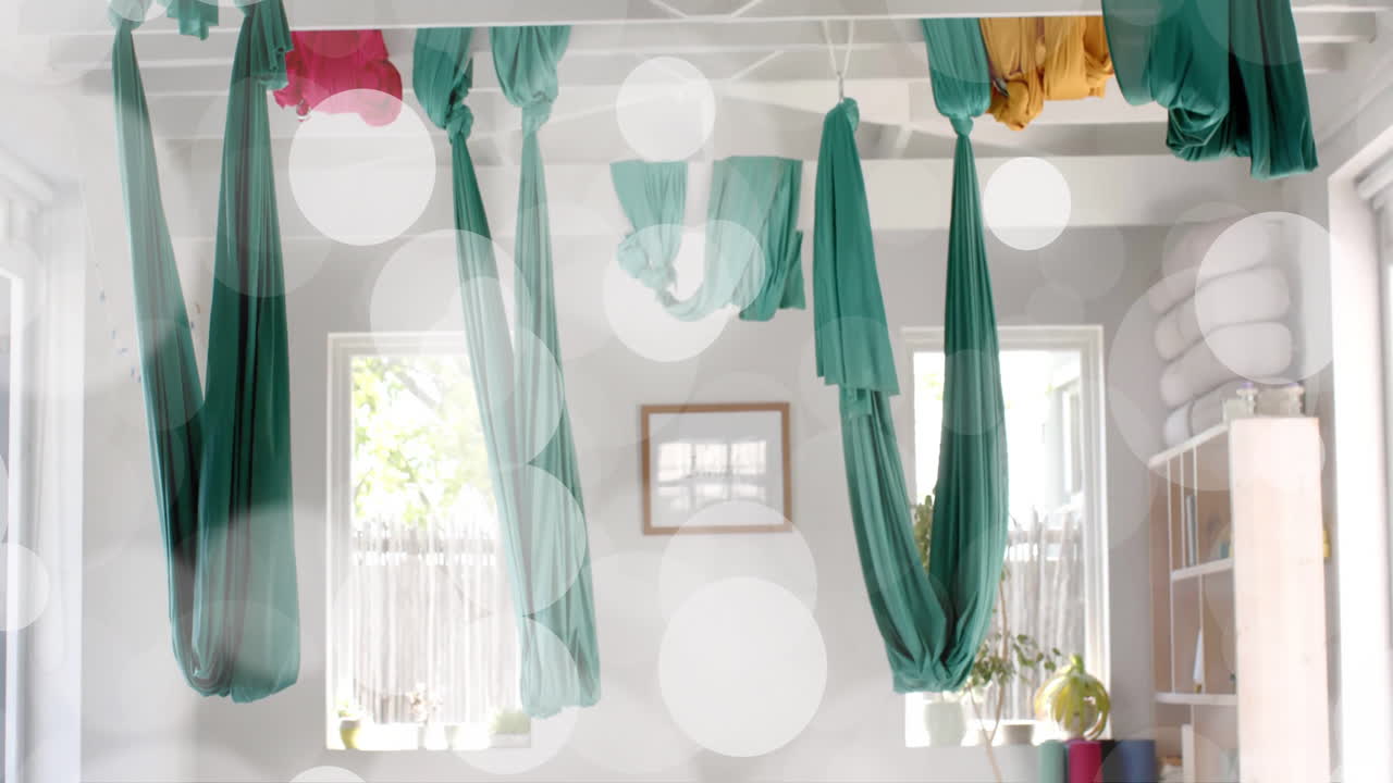 animación de manchas de luz blanca sobre la sala de ejercicios de yoga aérea soleada