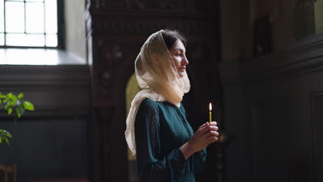 Mujer-En-La-Iglesia