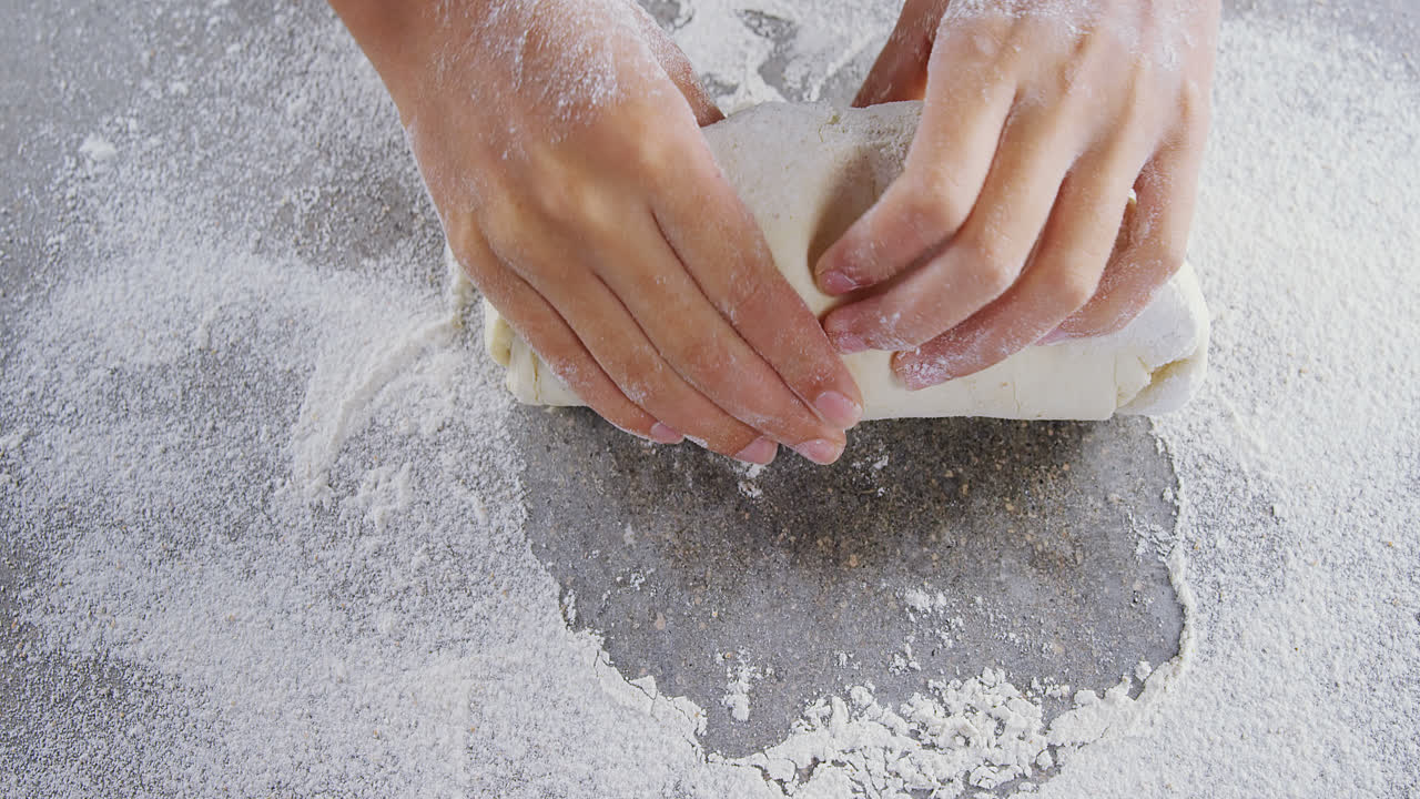 mujer amassando una masa 4k