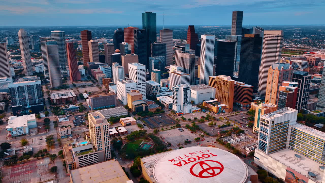 Houston, USA, 24. november 2025: Fugleperspektiv over Houston centrum med Toyota Center arena. Bylandskab der viser stadiontag i forgrunden med en klynge af skyskrabere og parkeringspladser