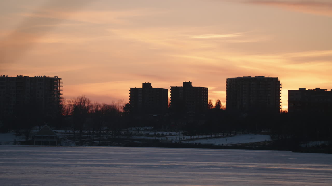 paisaje urbano con espectacular puesta de sol durante el invierno en sherbrooke, quebec, canadá