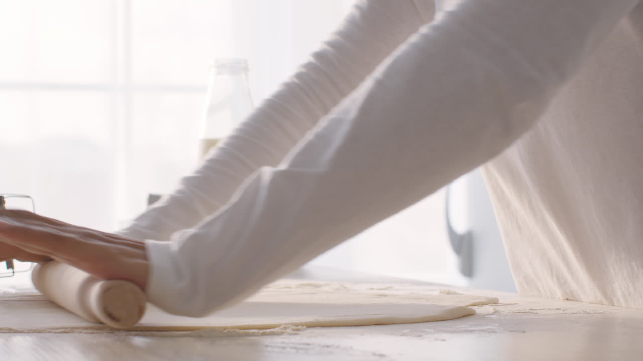 여자가 반죽을 고 있다