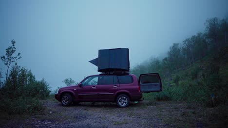 Vehículo-Todoterreno-Con-Carpa-En-El-Techo-Del-Coche-En-Un-Paisaje-Natural-Brumoso