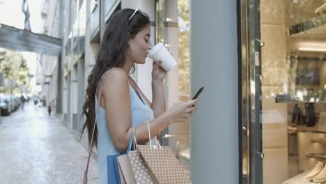 Feliz-Mujer-De-Pelo-Largo-Escribiendo-Un-Mensaje-En-El-Teléfono-Móvil