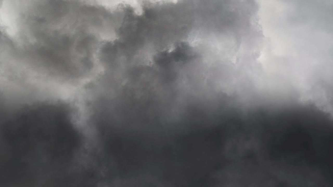 구름 폭풍 속의 4k 번개