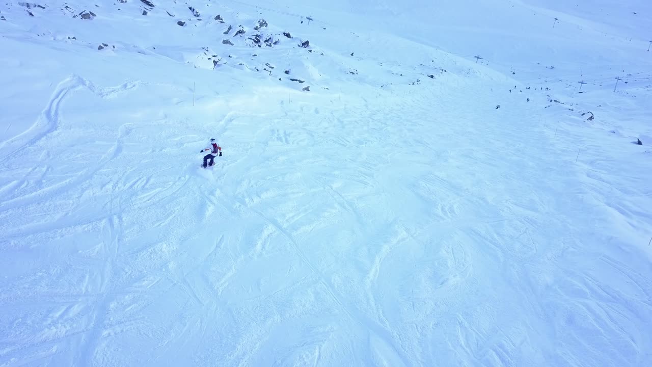 snowboarder en una pendiente nevada