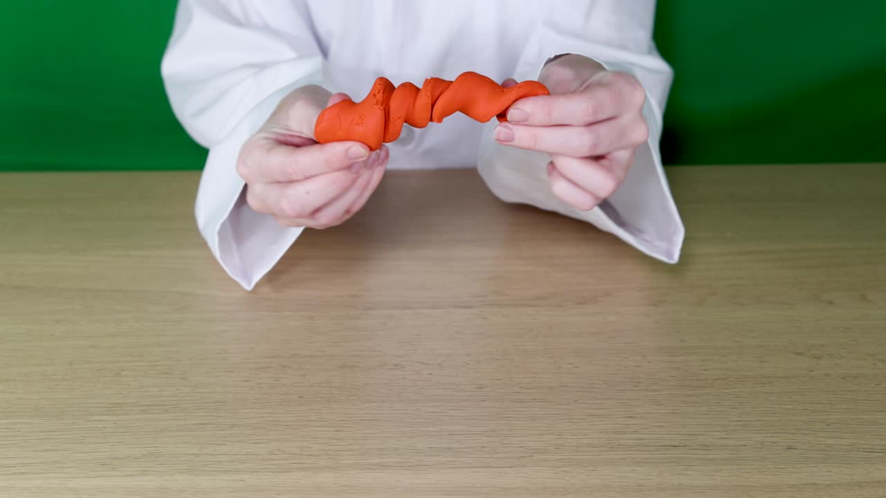 손은 테이블 위에 오렌지 진을 조작합니다.