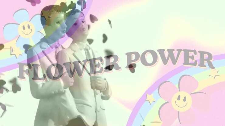 Animazione del testo "flower power" con arcobaleno e fiori su statuette di due sposi gay novelli