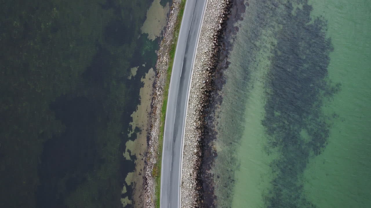 camino rural junto al agua en dinamarca