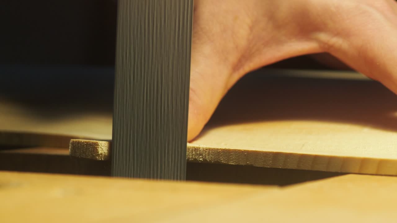 리티어 바이올린 제작자 조각 조각 원시 메이플 나무 바이올린 뒷 테이블