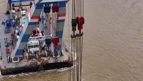 el brazo mecánico de la grúa industrial, sinfonía de acero y precisión
