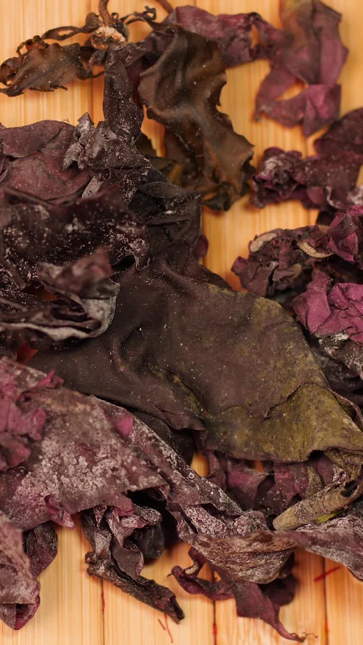 리스크 (palmaria palmata) 는 아일랜드 해안에서 건조되어 수집됩니다.