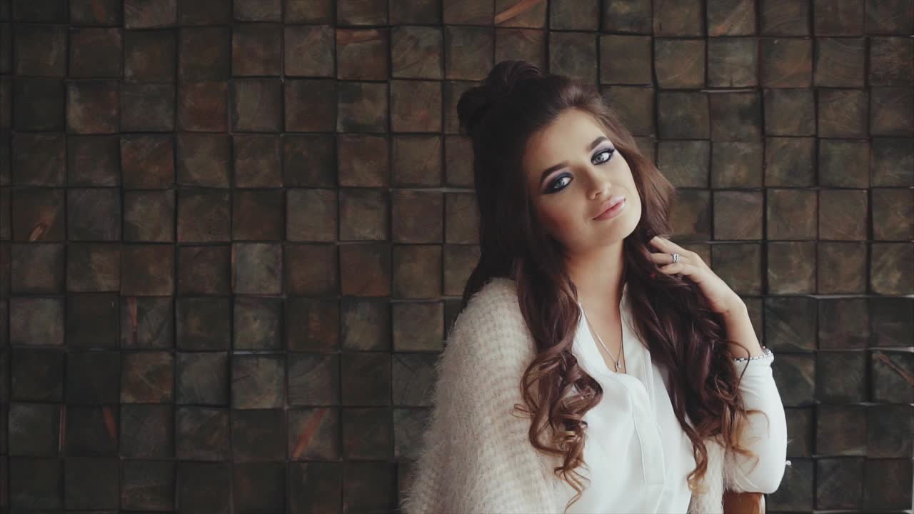 una mujer con un peinado hermoso.