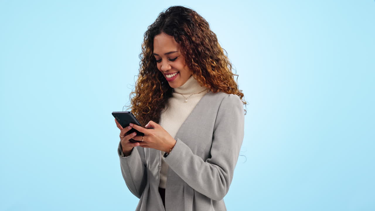 comunicazione, telefono e donna in studio di digitazione