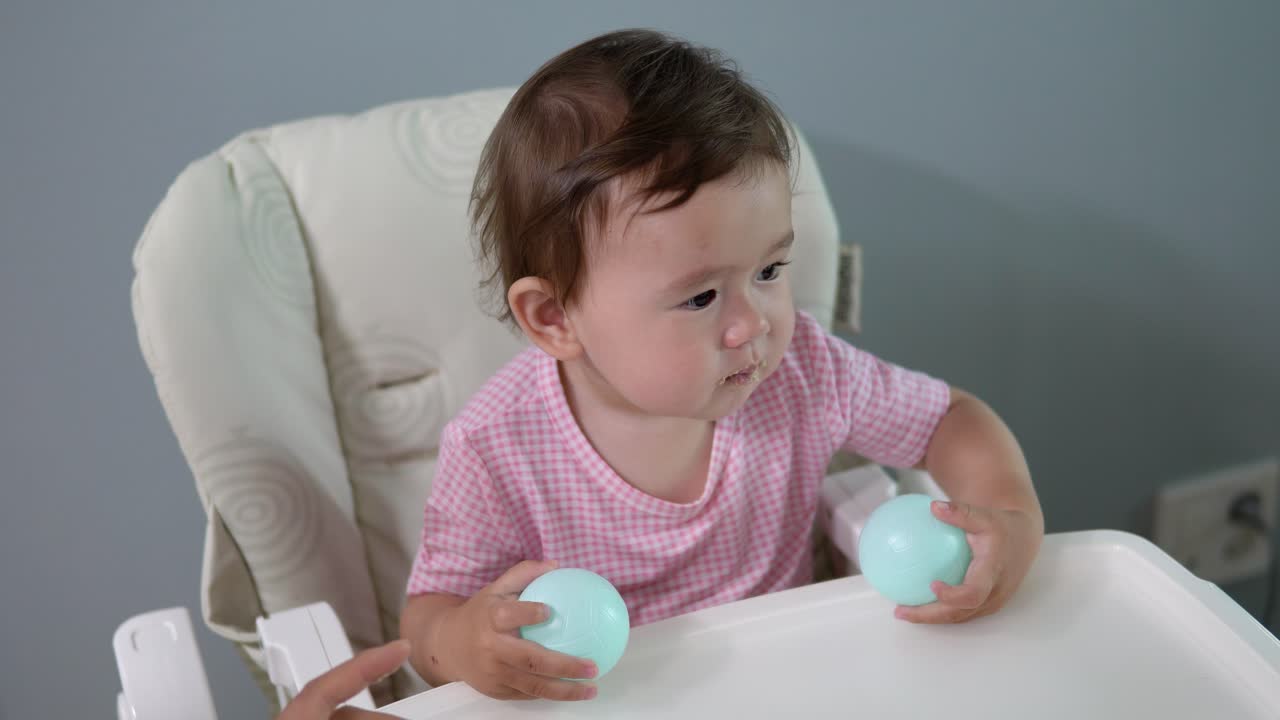 부엌에서 오트밀과 함께 사랑스러운 유아를 먹이는 부모의 손