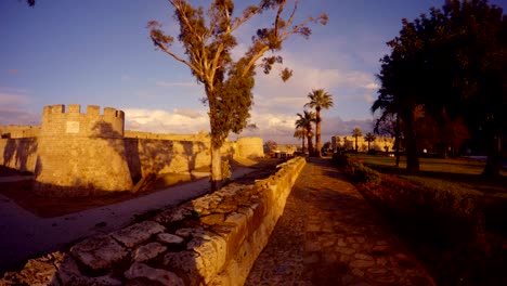 paredes de una fortaleza medieval y un templo romano cristiano en ruinas