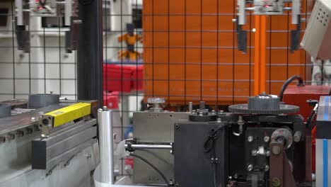 máquina automática de ensamblaje robótico de bobinas de motor en un entorno de fábrica