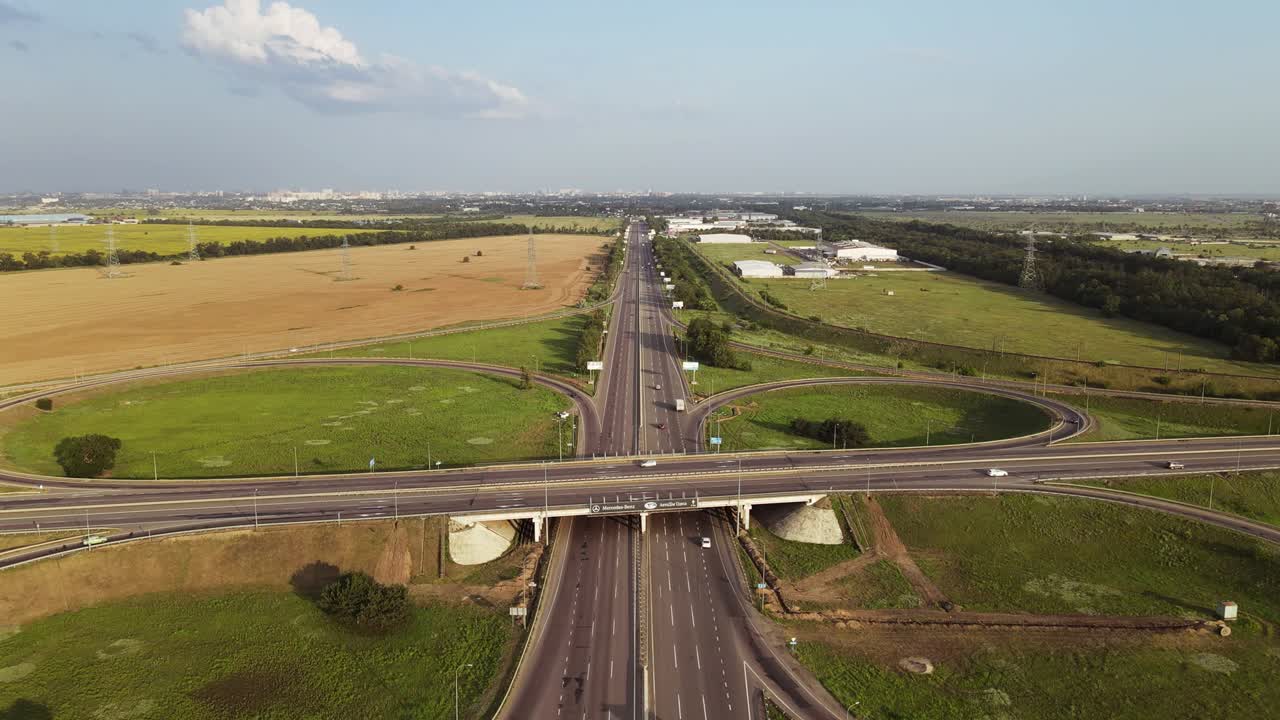 클로버 브릿지에서 화물 운송.