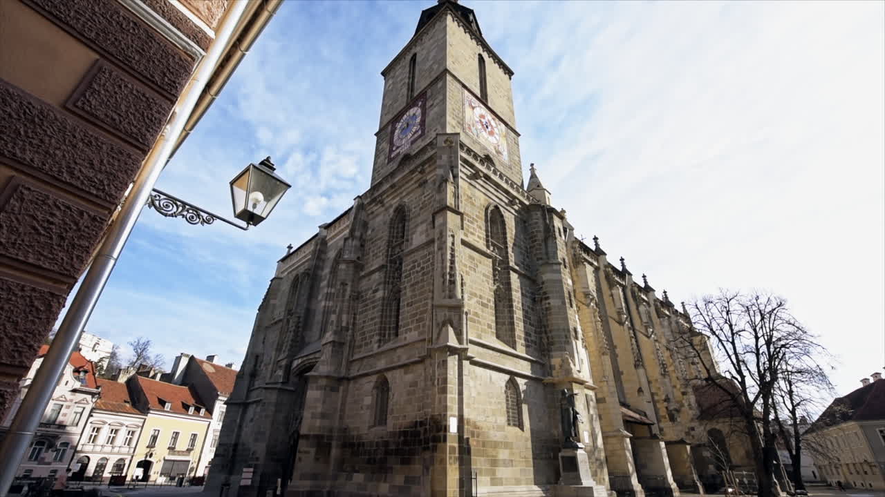 Vista della Chiesa Nera di Brașov, Romania. Centro storico, vecchi edifici residenziali, piazza