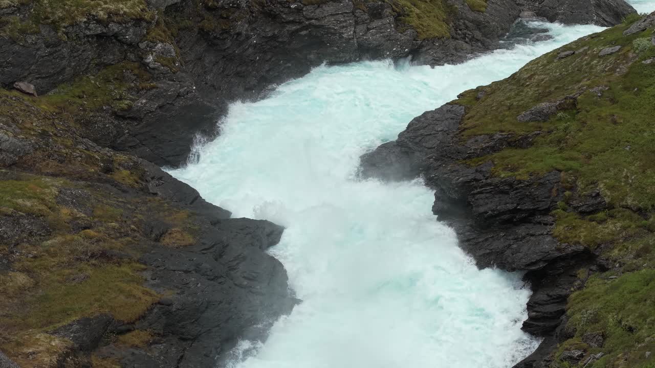 Acqua che scorre impetuosa sul fiume roccioso a Hardangervidda, Norvegia. - ripresa aerea