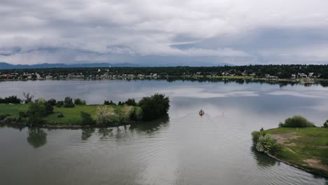 Vista-Aérea-De-Personas-Remando-Por-El-Lago-Sloan-En-Denver,-Colorado