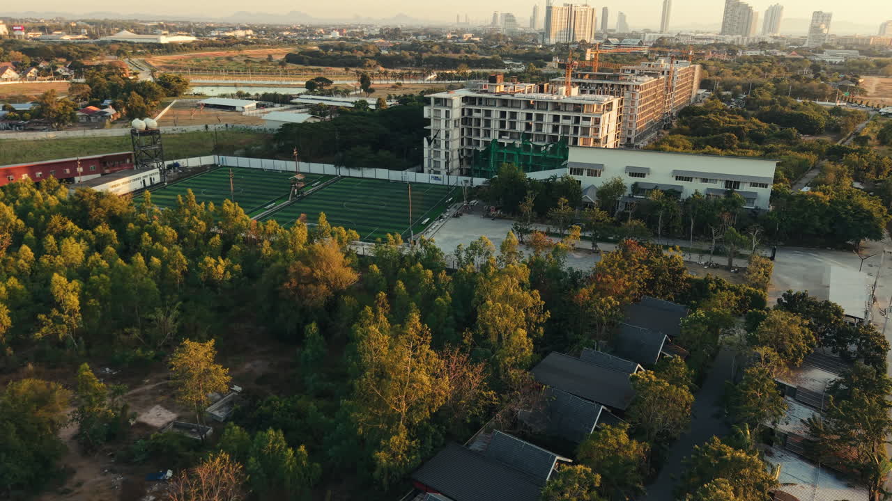 Vista aerea del paesaggio urbano con campo da calcio e cantiere edile
