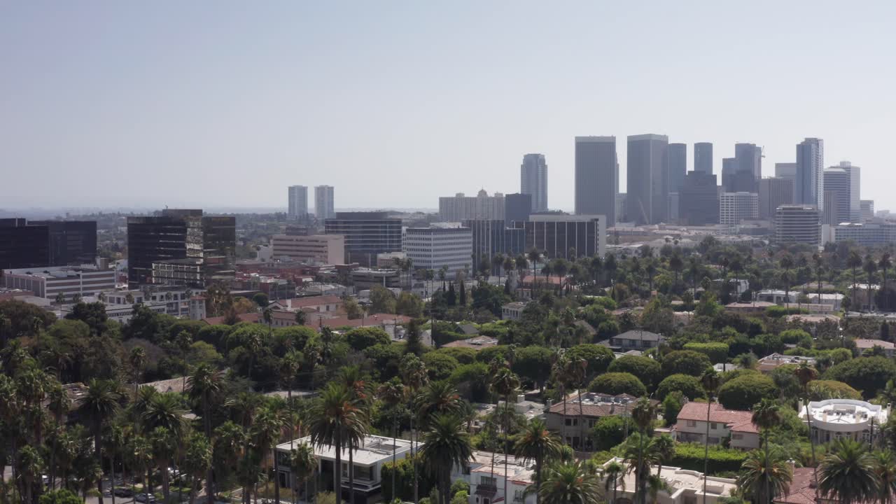 캘리포니아 베버리 힐스 시내의 상승하는 공중 도리